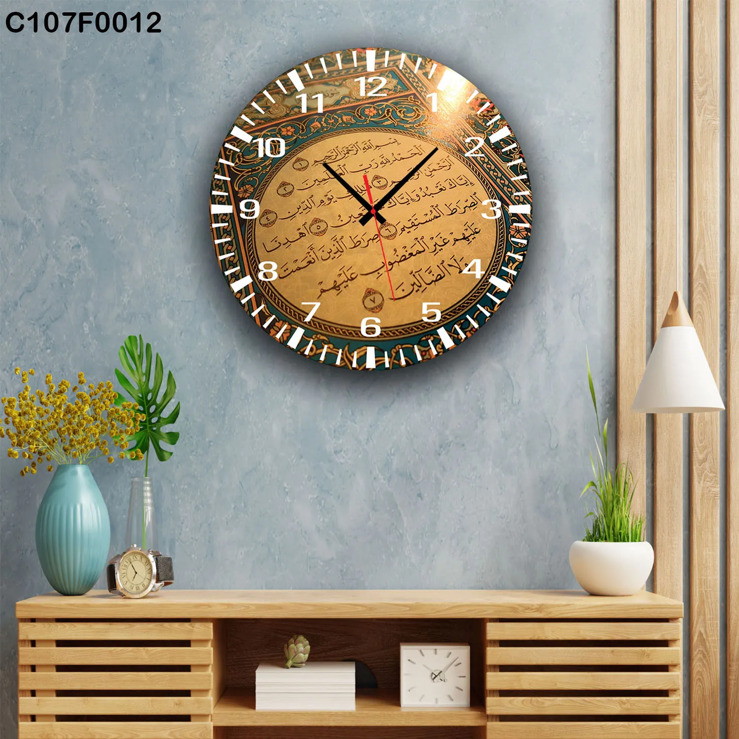 ساعة دائرية آيات قرآنية زخرفة إسلامية ذهبية