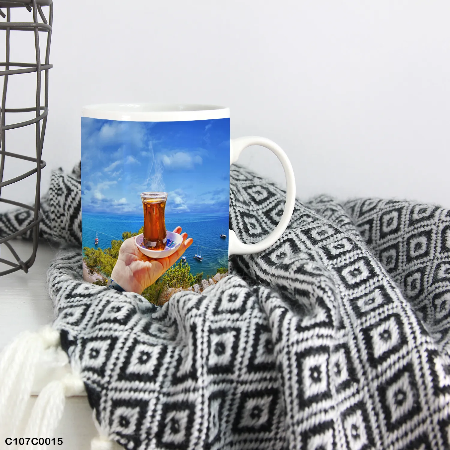 كوب مطبوع فنجان شاي بإطلالة بحرية