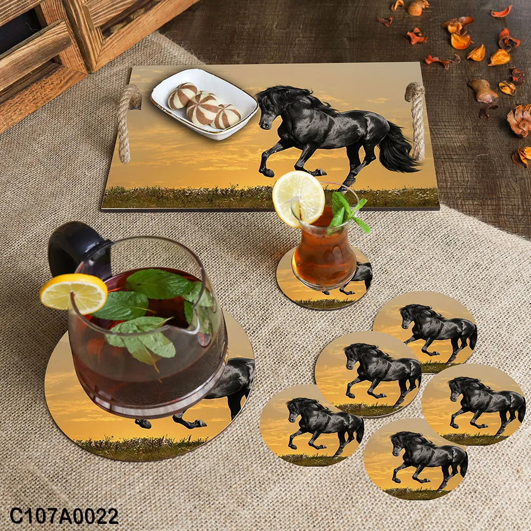 صينية مطبوعة حصان أسود في الطبيعة